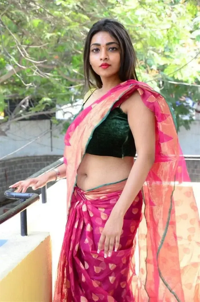 BEAUTIFUL INDIAN GIRL NANDINI NAVEL SHOW IN RED SAREE 9